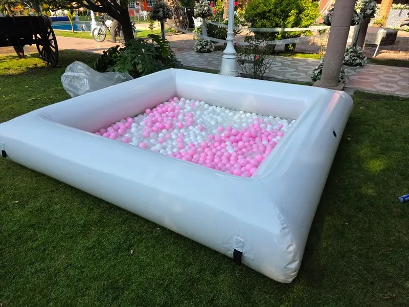 Alberca de pelotas inflable en jardín