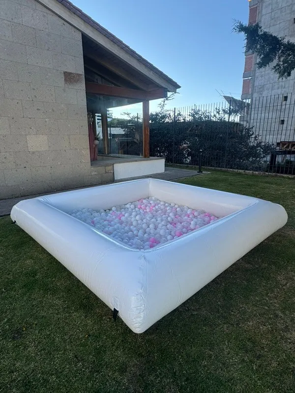 Alberca de pelotas en jardín exterior