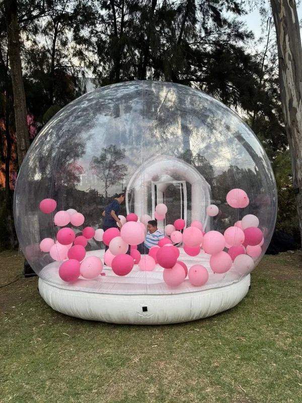 Bubble House con globos rosas en jardín