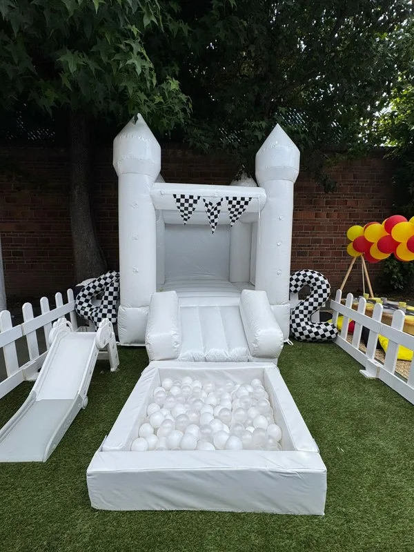 Castillo inflable blanco con alberca de pelotas
