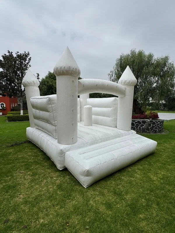 Castillo inflable blanco en jardín