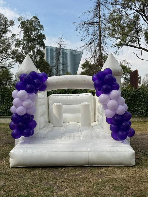 Castillo inflable decorado con globos morados