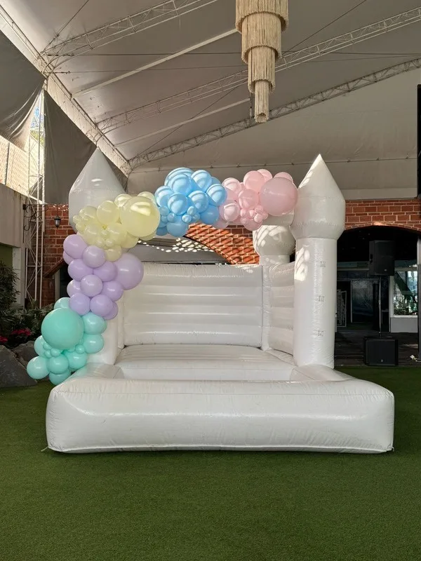 Castillo inflable blanco decorado